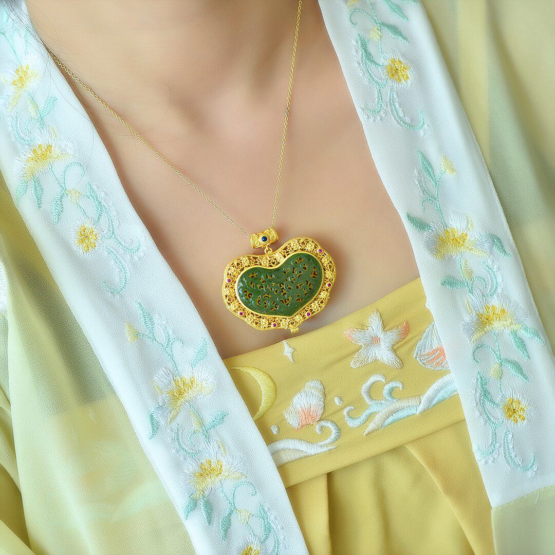 s925银镶嵌和田玉碧玉镂空香囊如意锁吊坠颈饰心形古风雕花16969