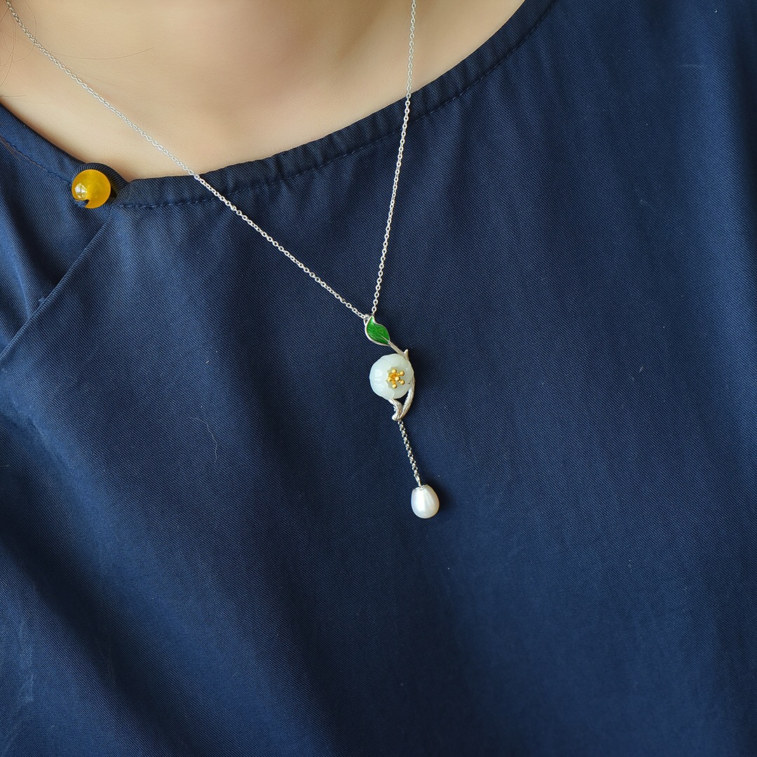 银镶和田玉荷花珐琅配珍珠吊坠