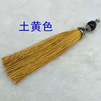 Кисточка с застежкой-карабином землистого желтого цвета 3657