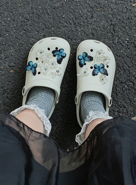细细条渐变蓝蝴蝶洞洞鞋扣