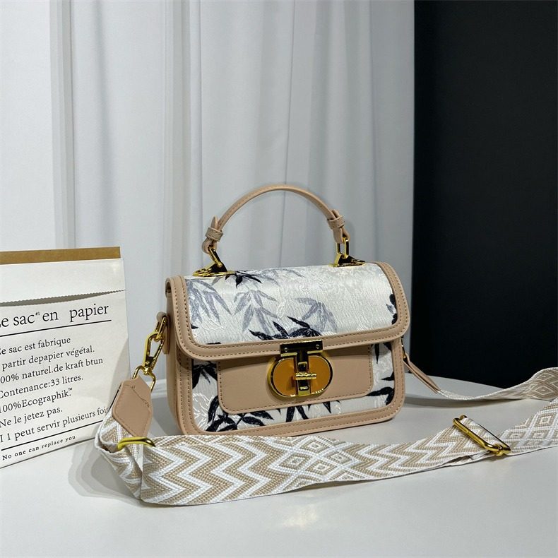 秋冬款斜挎包2025新款手提包国风刺绣锁扣包包女时尚单肩斜挎包,箱包皮具/热销女包/男包,单肩包,淘宝优惠券,粉丝福利购,淘宝优惠卷