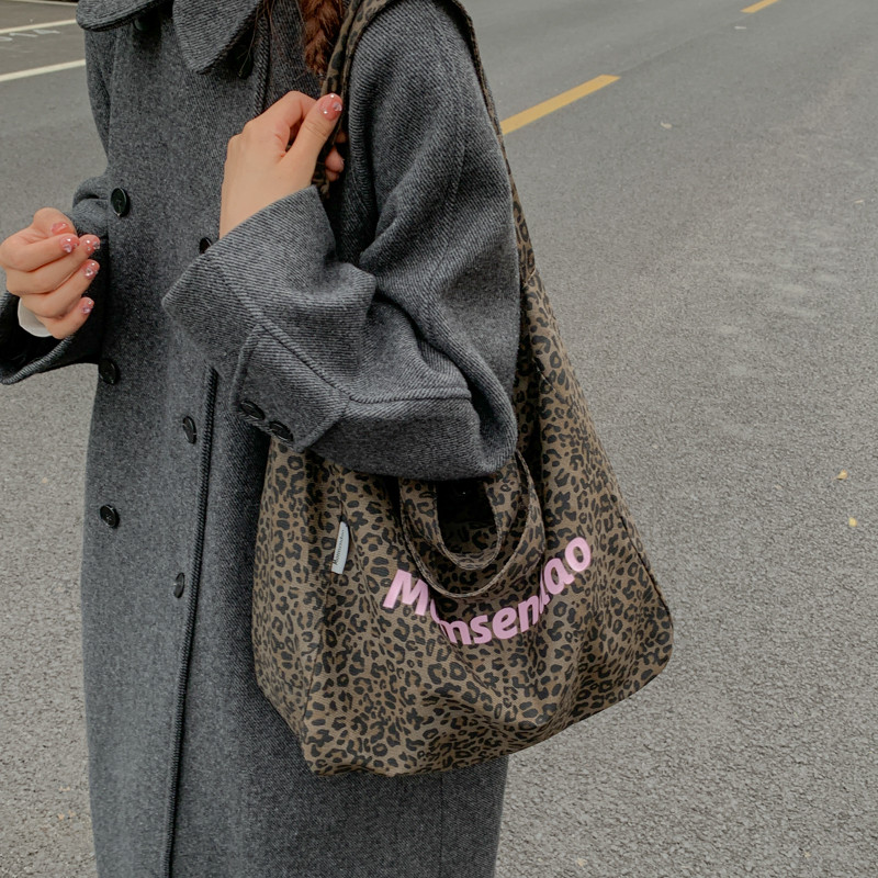 秋冬大容量高级感上班通勤托特包包女2025新款棕色豹纹斜挎帆布包