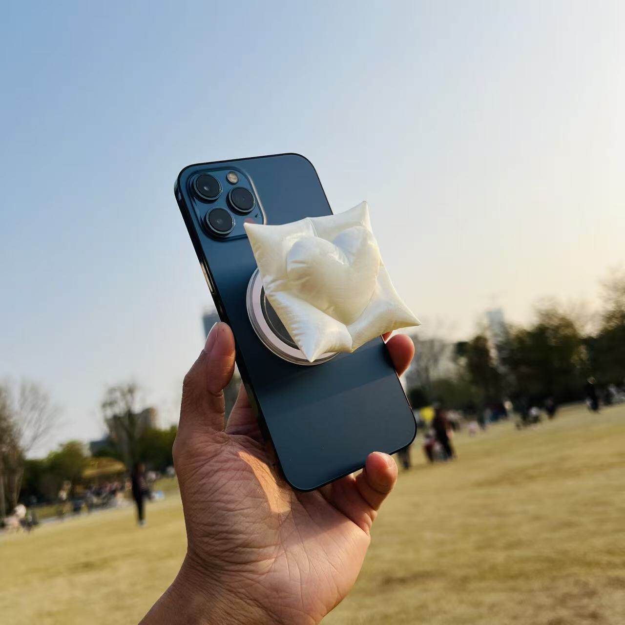 个性爱心枕头苹果magsaf磁吸iPhone手机支架小众3D立体气囊支撑架