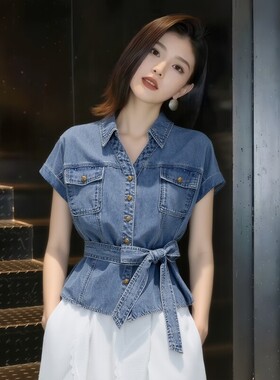 高级感蓝色翻领小飞袖牛仔衬衫女2026夏季新款绑带收腰短袖上衣
