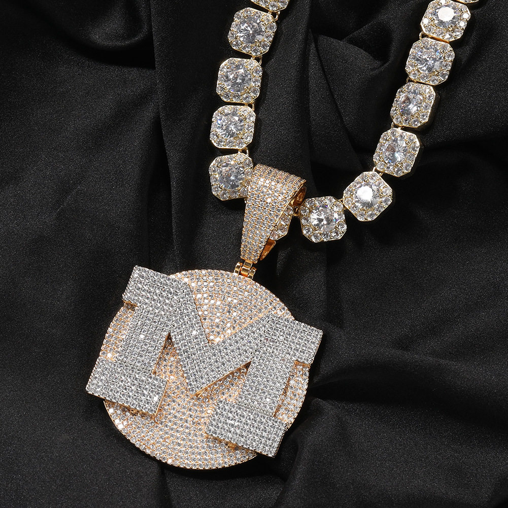 定制嘻哈铜镶锆石圆底板大字母吊坠个性简约DIY英文字母男士项链