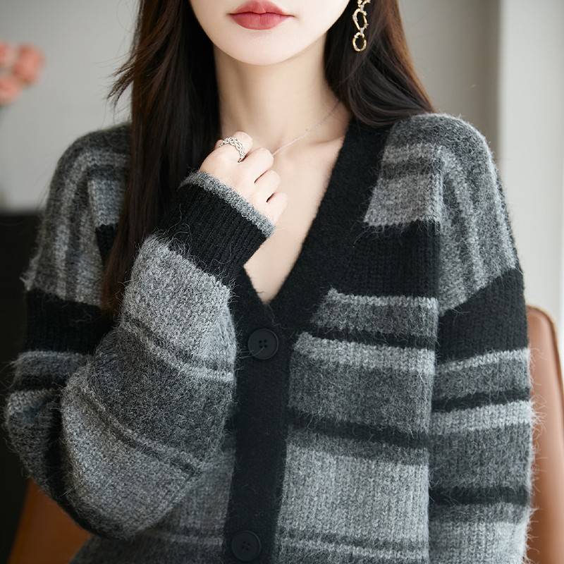 早秋宽松V领针织开衫外套女2025新款春秋外搭洋气大码女装上衣