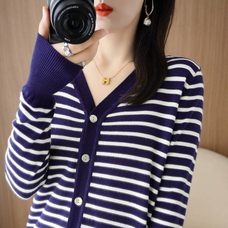 黑白条纹毛衣短外套女春秋2025新款V领长袖上衣百搭大码针织开衫