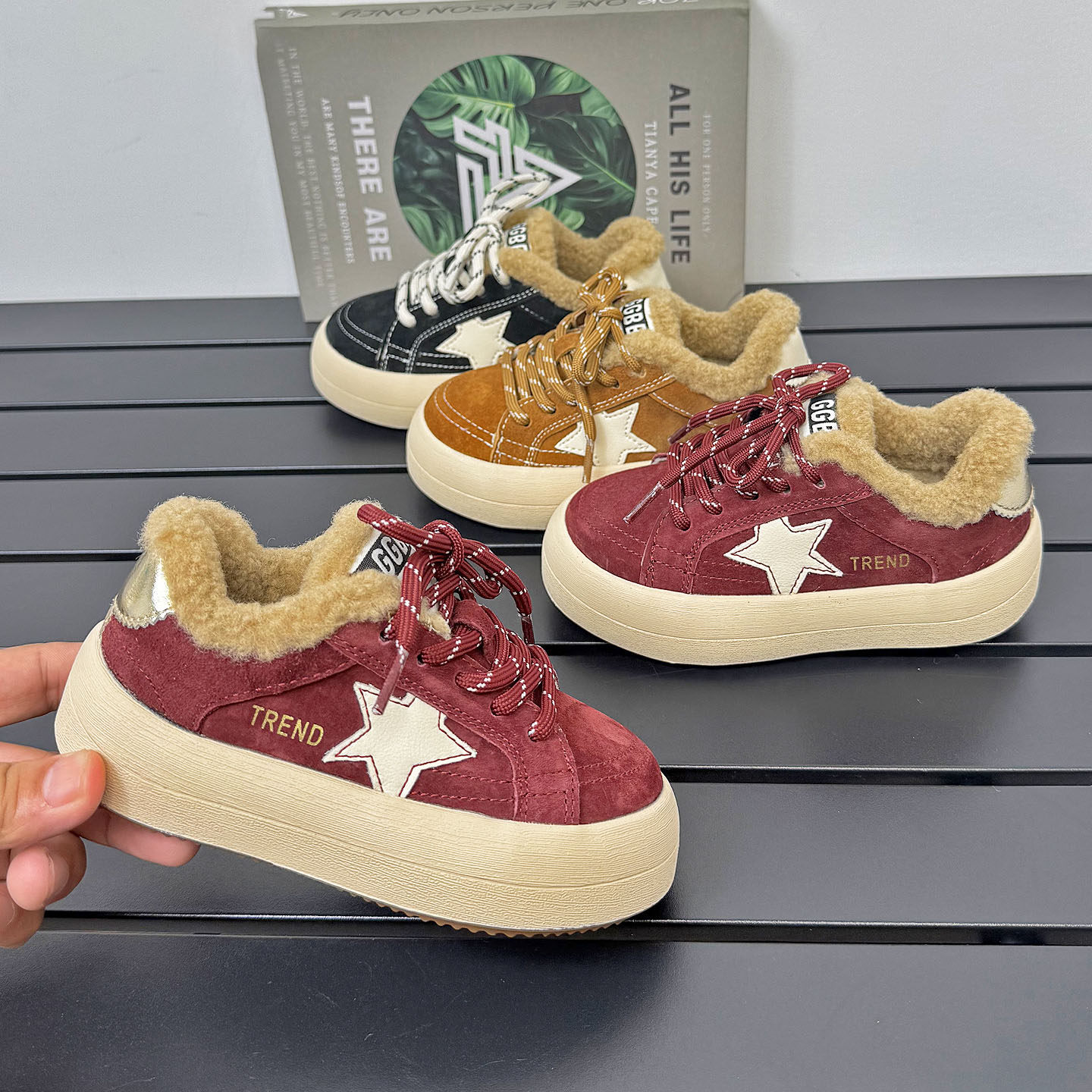 儿童真皮板鞋2025冬季新款加绒小众圆头男童星星运动鞋厚底女童鞋