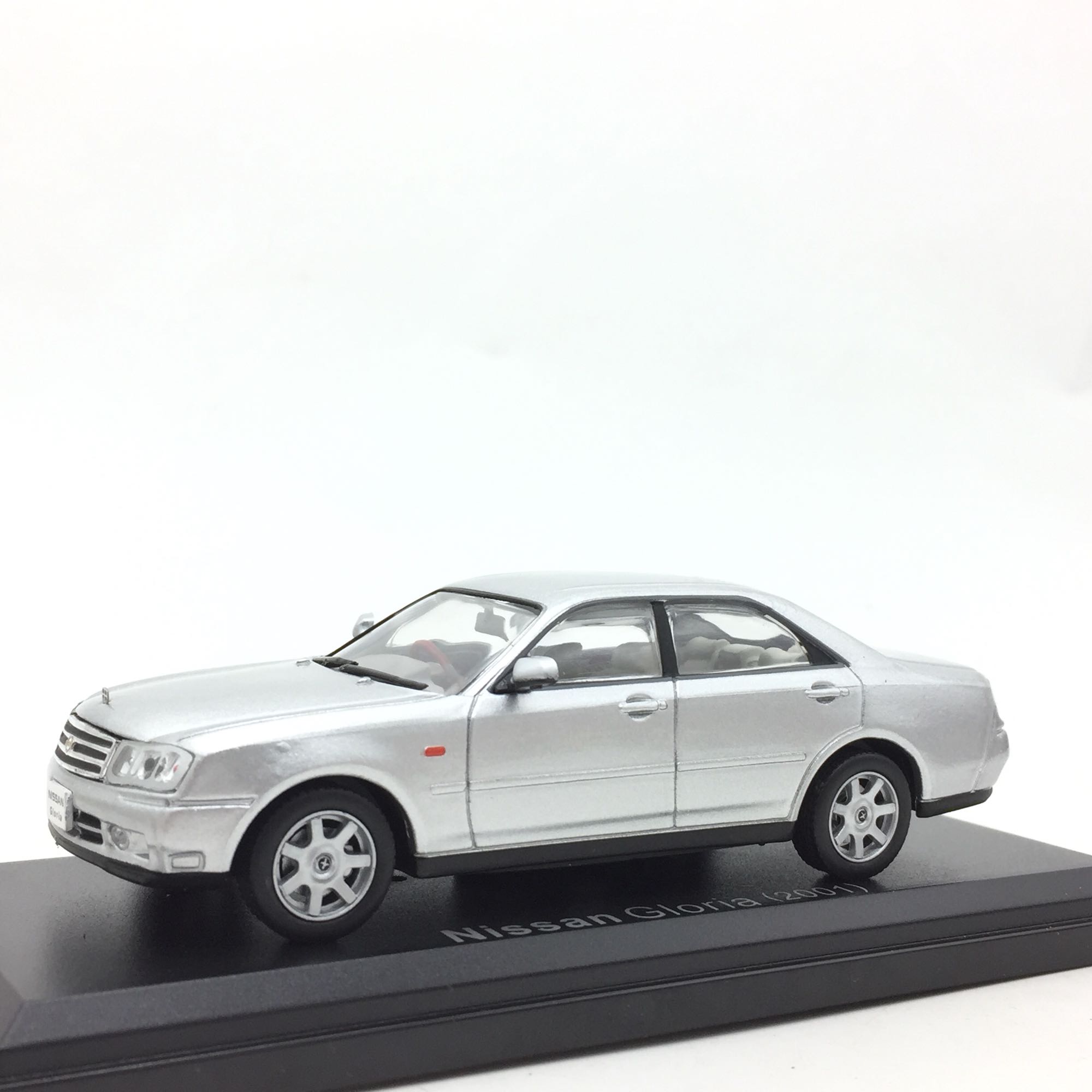 1:43日产公爵王 合金汽车模型 长11cm