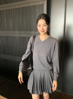 老钱风灰色V领羊毛针织衫 25年秋冬新款 极简毛衣百褶半身裙套装