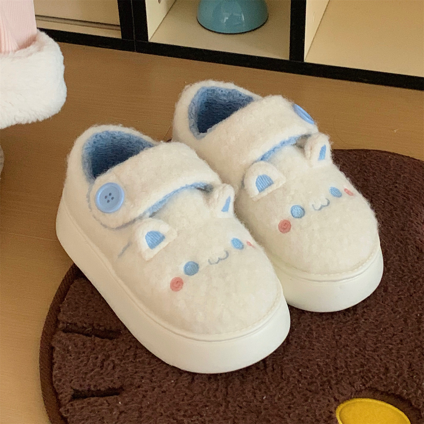 冬季外穿可爱卡通加绒面包鞋小白鞋女日系百搭学生防滑魔术贴棉鞋