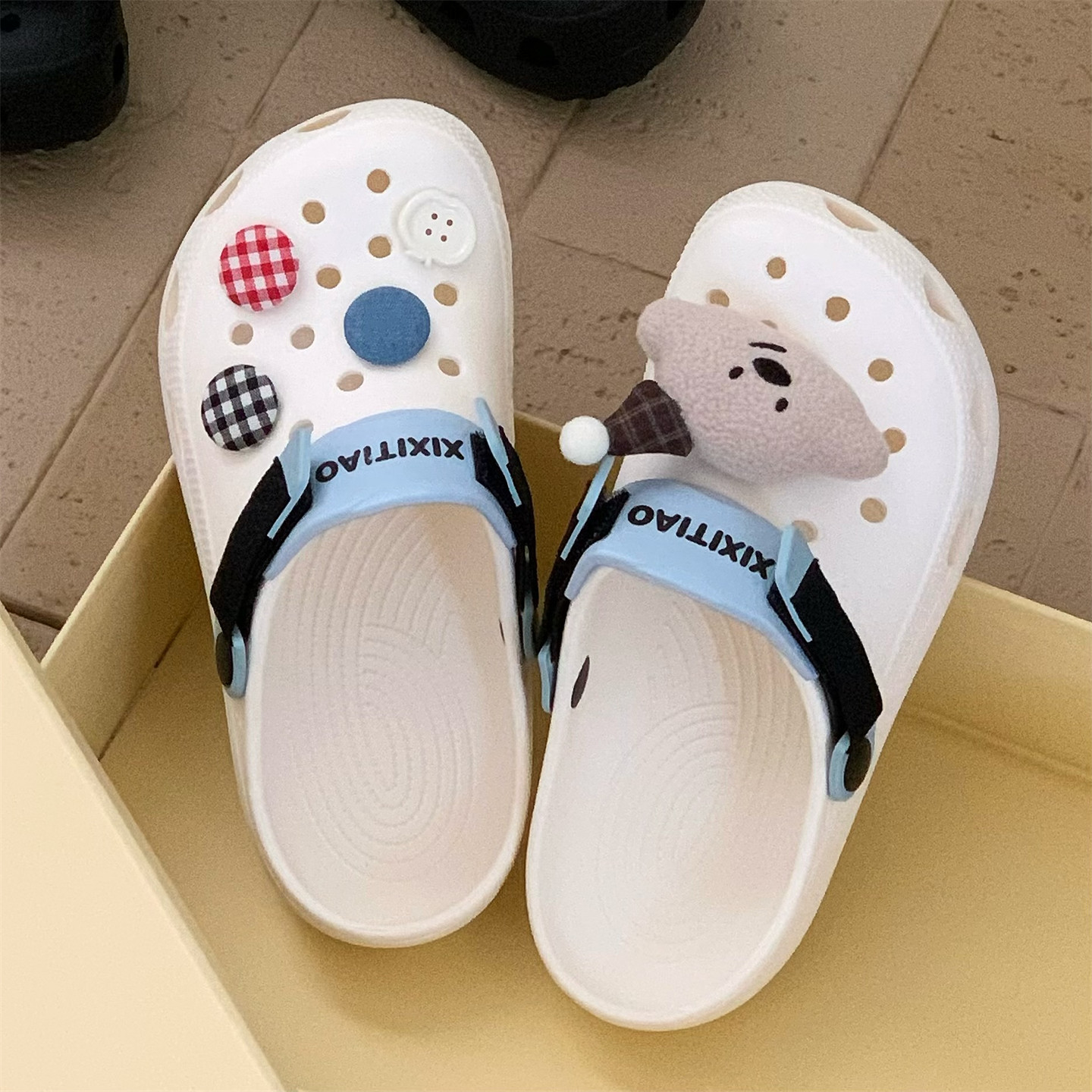 细细条ins纽扣小狗洞洞鞋男女