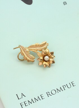 欧美70'svintage精工哑光金色造型黄铜亚克力珍珠质感复古胸针