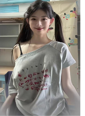 CODICE LAB 斜肩露肩宽松套头一字肩堆叠标语日历弹幕T恤短袖女夏