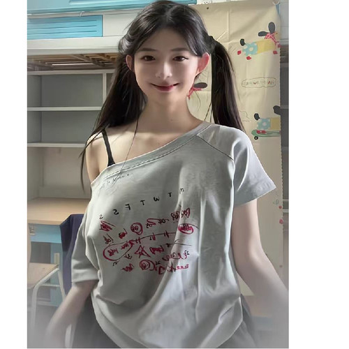 CODICE LAB 斜肩露肩宽松套头一字肩堆叠标语日历弹幕T恤短袖女夏