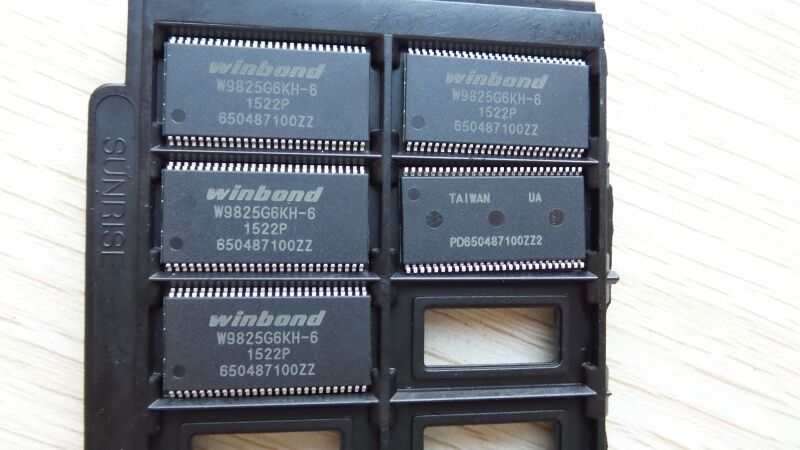 W9825G6KH-6 TSOP(II)-54 256Mbit RAM存储器芯片