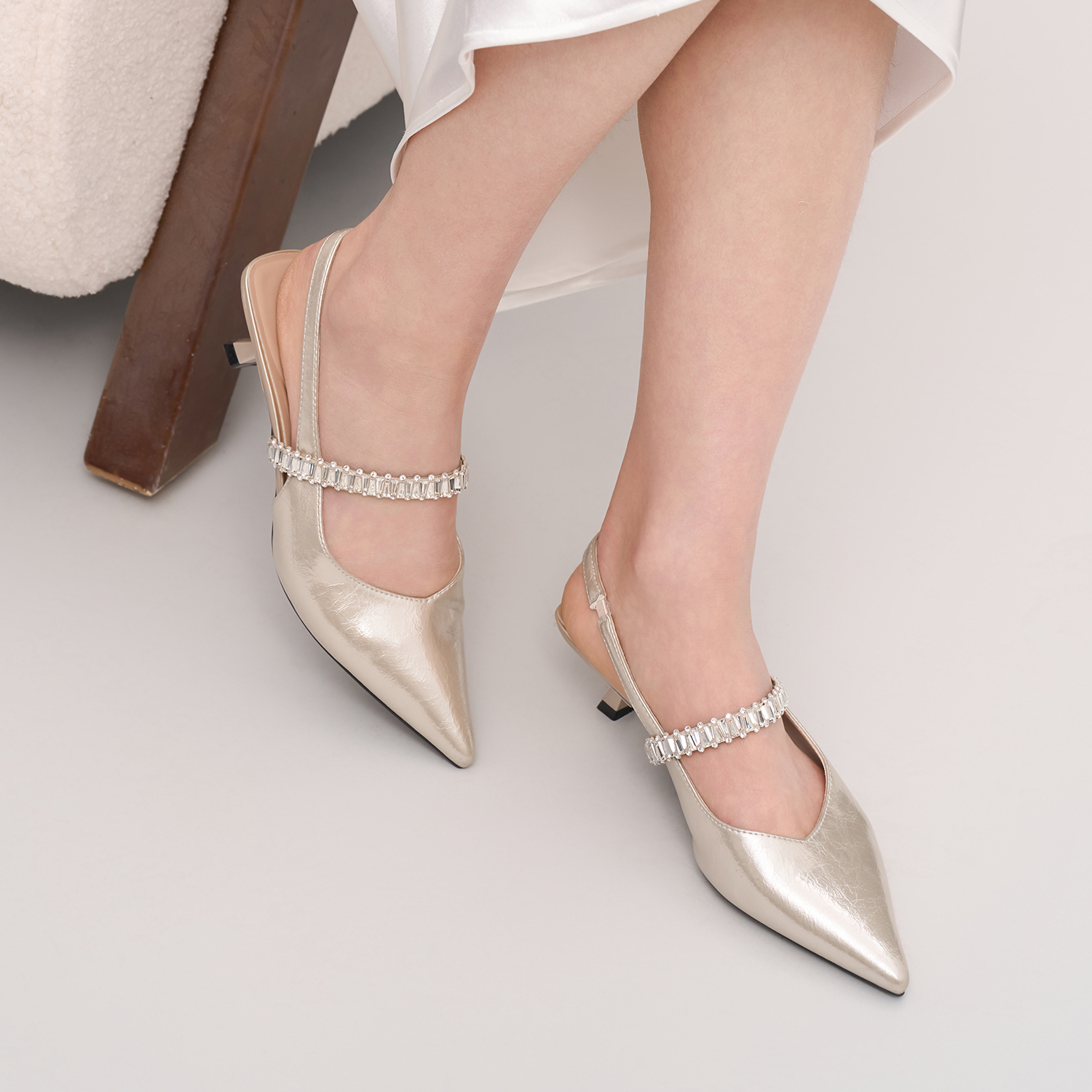 TANSSHOP亮钻一字带尖头细高跟鞋