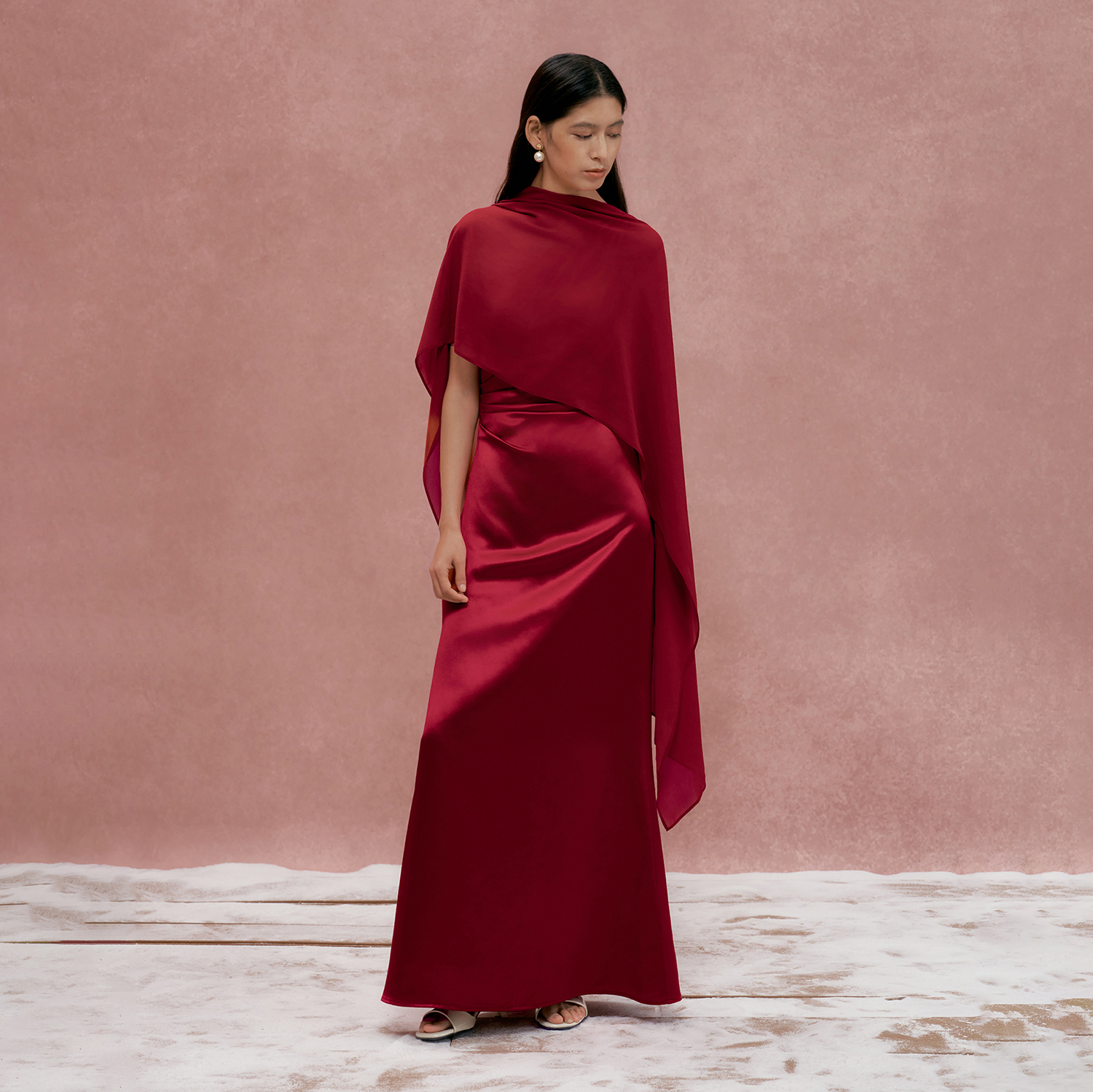 TANSSHOP斜肩褶皱高级红长款礼服裙显瘦时尚红色缎面连衣裙领证裙