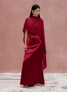 TANSSHOP斜肩褶皱高级红长款礼服裙显瘦时尚红色缎面连衣裙领证裙