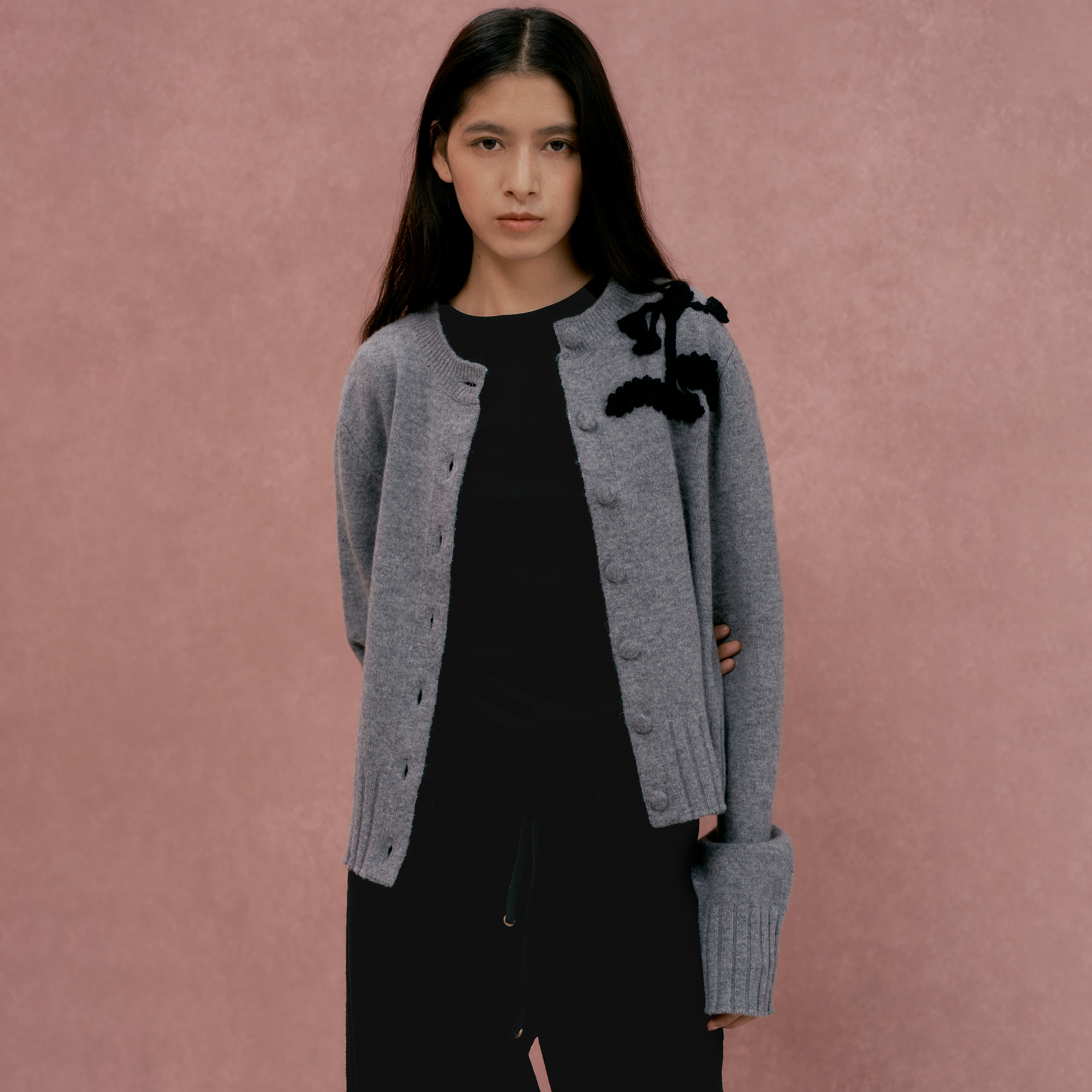 灰色全羊毛手工订黑色毛线花开衫