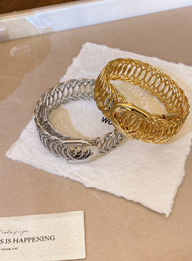 欧美高级感个性金属弹簧形手镯简约百搭小众手环时尚几何夸张手镯