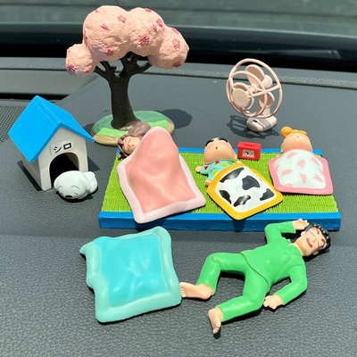 蜡笔小新摆件小新一家人盖被子睡觉车载桌面摆件装饰卡通玩具