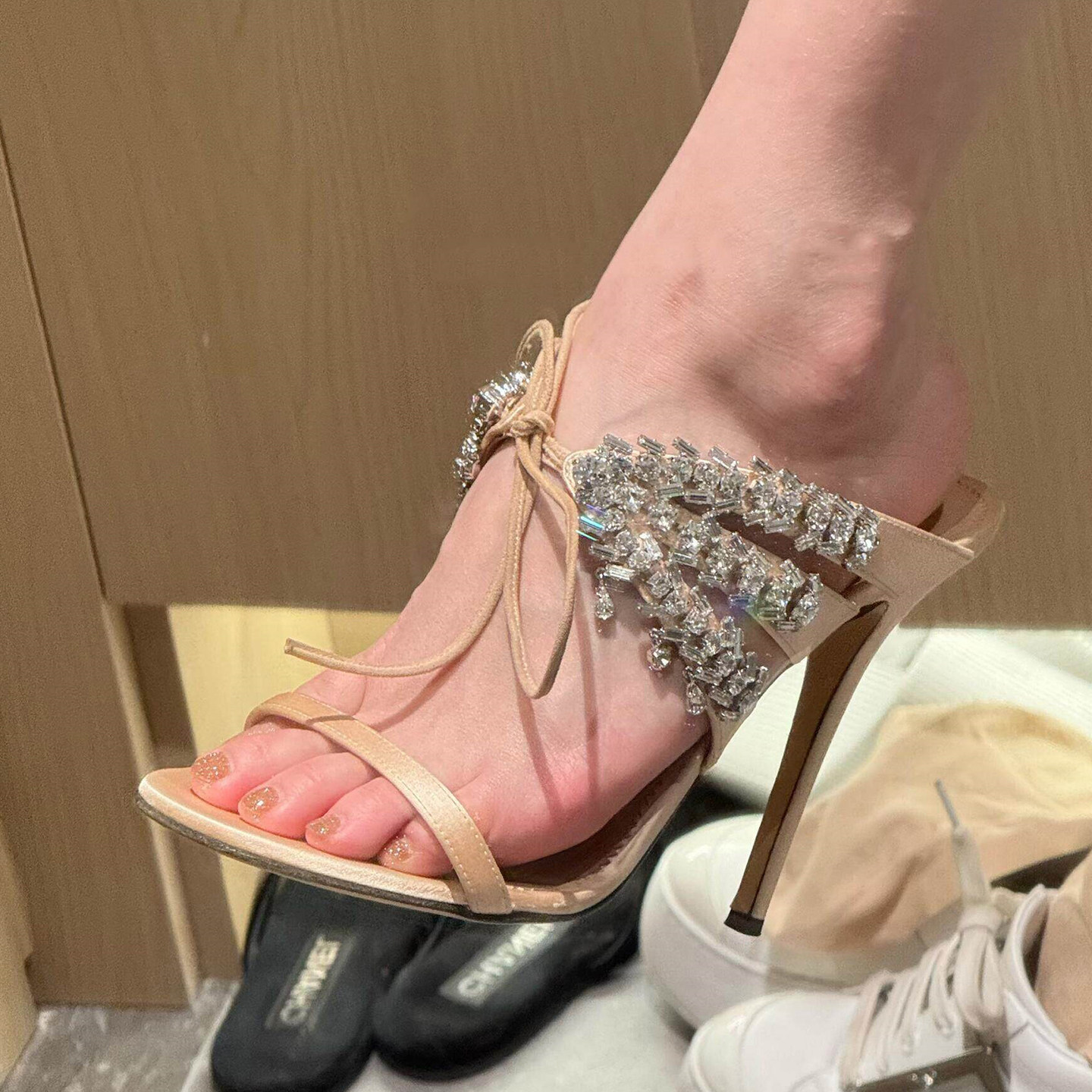 康莉达 2026夏新款一字带露趾凉鞋女法式绝美水钻绑带细跟高跟鞋