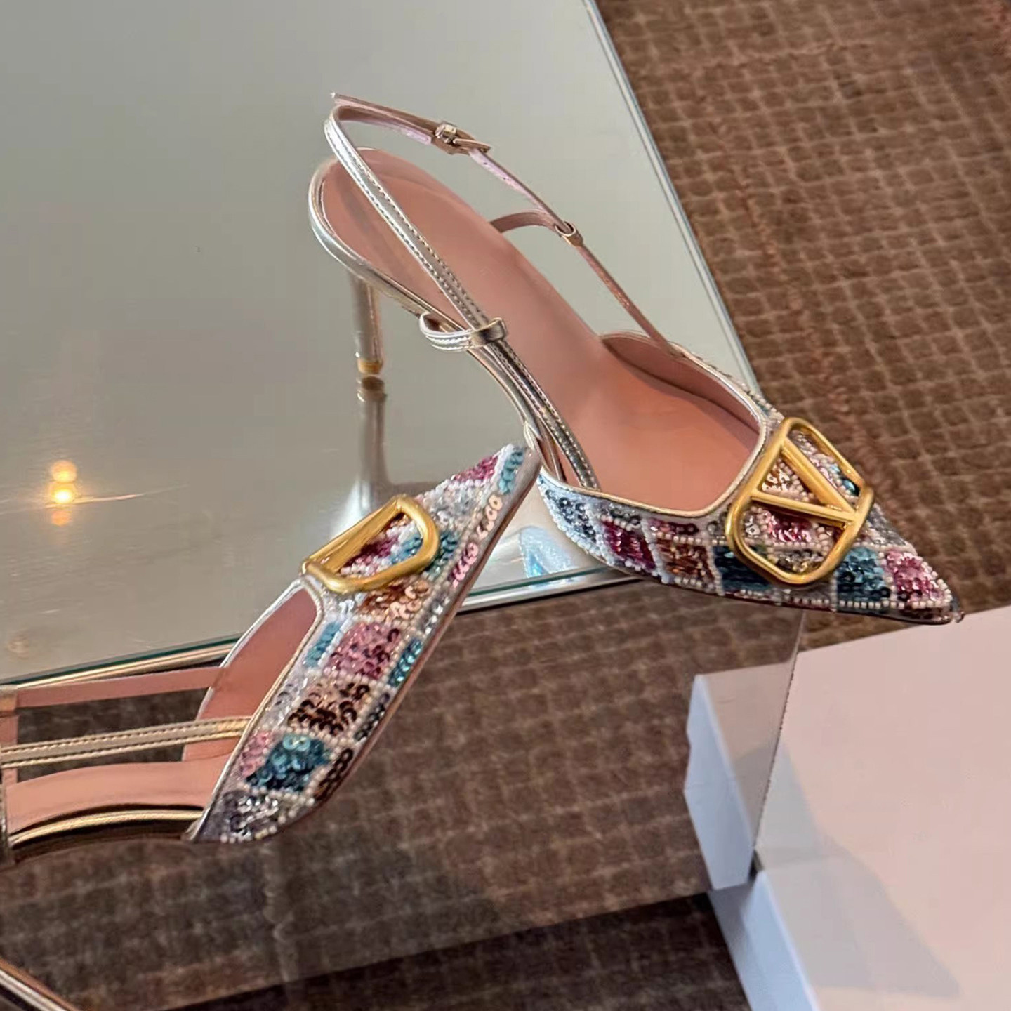 尖头亮片刺绣细跟高跟鞋女2026夏气质金属扣包头绝美不累脚小凉鞋