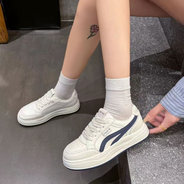 超火厚底小白女鞋女款2025秋季新款韩版百搭休闲系带学生运动板鞋