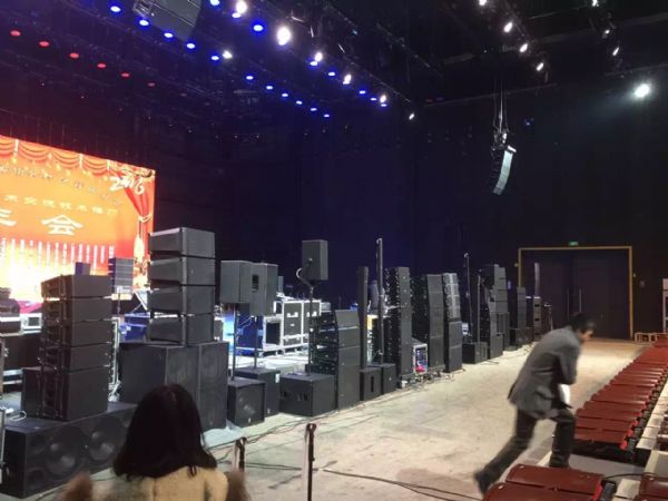 青岛专业出租舞台音箱设备会议室话筒麦克风灯光设备便携音响租赁