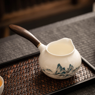 羊脂玉白瓷公道杯家用实木侧把防烫杯功夫茶具配件茶海匀杯分茶器