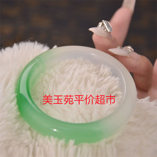 冰透飘绿半山半水石英岩玉手镯