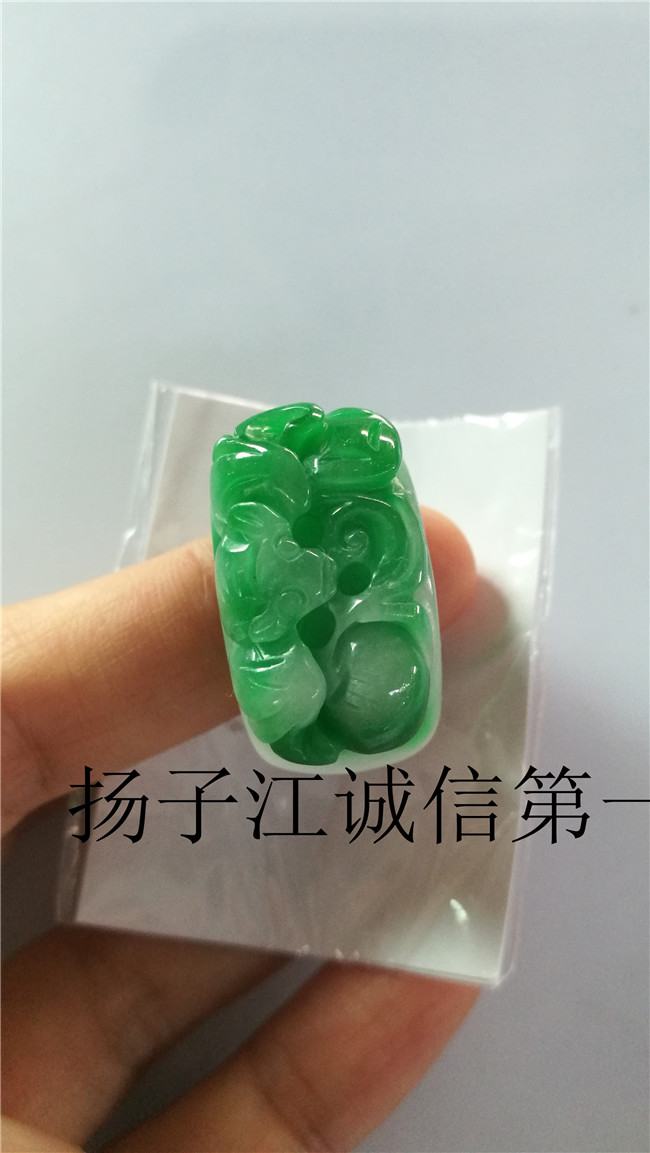 天然白底青精雕福在眼前如意扳指