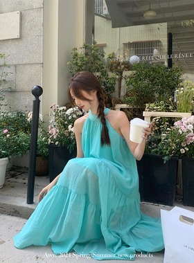 法式薄荷绿2025挂脖连衣裙高级感蓝色白吊带女三亚海边沙滩度假裙