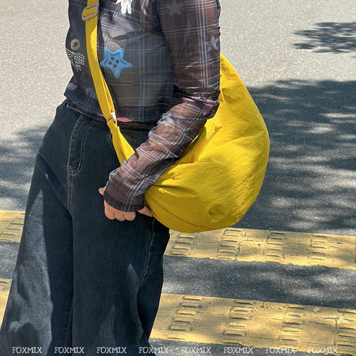 休闲大容量尼龙饺子包斜挎健身牛津布包防水松弛感购物袋女大包包