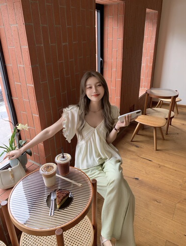 Real shot real price Korean version slim and slim V-neck design sense chiffon shirt + high waist and wide leg floor casual pants