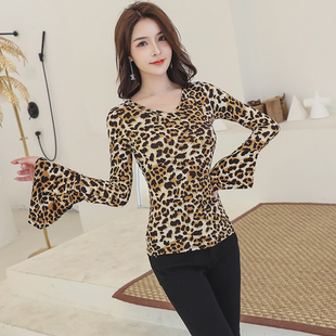2025冬季新款豹纹V领喇叭袖上衣打底衫薄款修身显瘦性感黑色T恤女