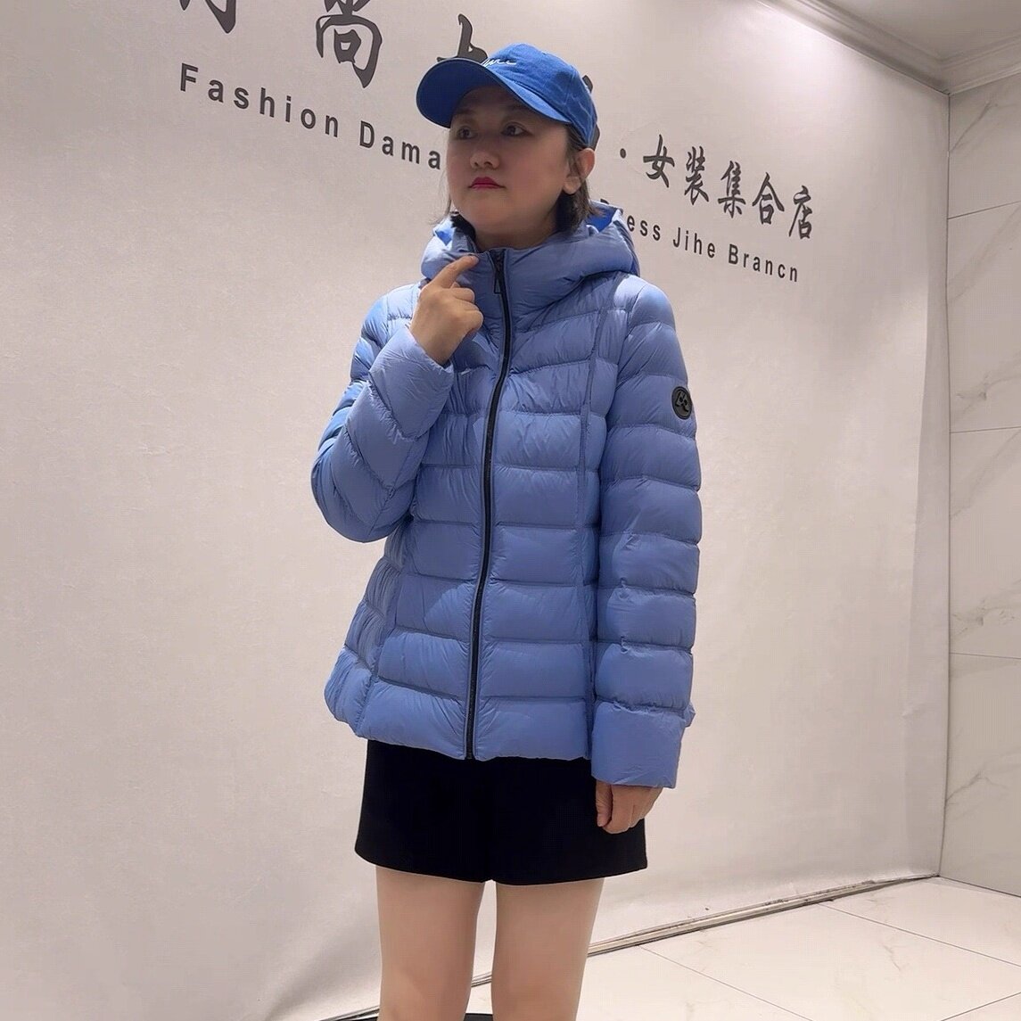 9087芮娜依莲冬季新款欧货连帽羽绒服加大码女装胖妹妹显瘦外套女