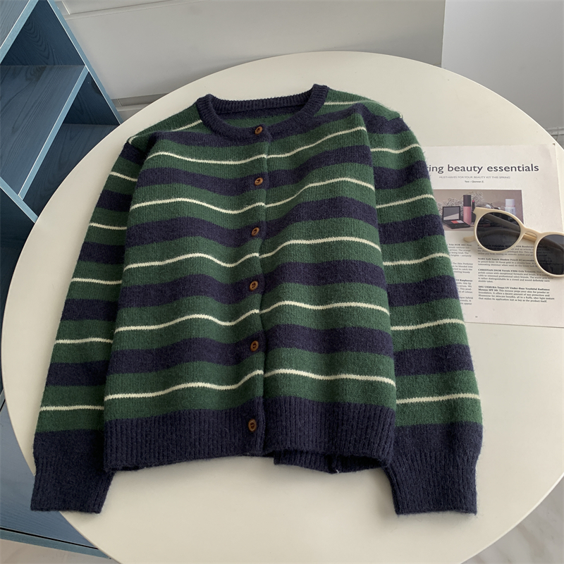 复古洋气减龄双层门襟木扣绿色开衫女秋装宽松显瘦遮肚内搭毛衣女