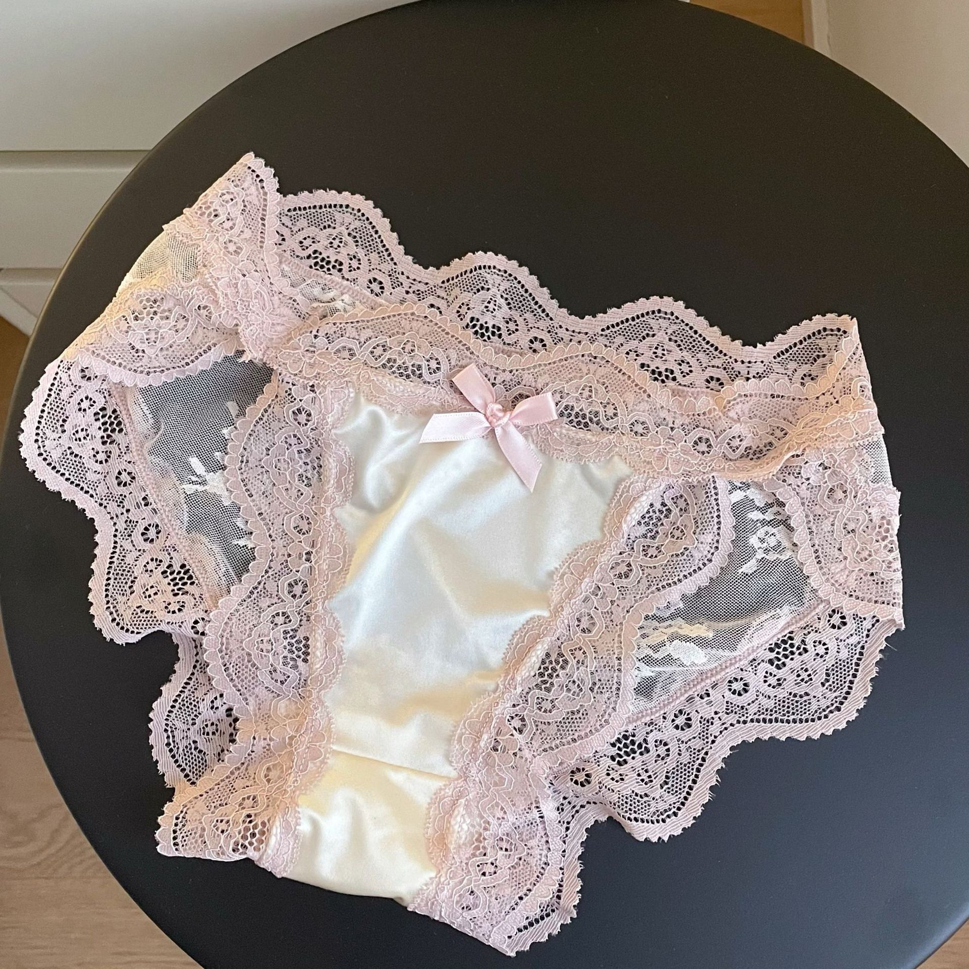 新款法式缎面纯欲蕾丝内裤