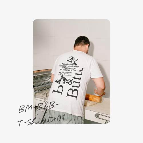 1款男士T恤短袖背面logo标识模拟效果展示样机mockup贴图ps模版