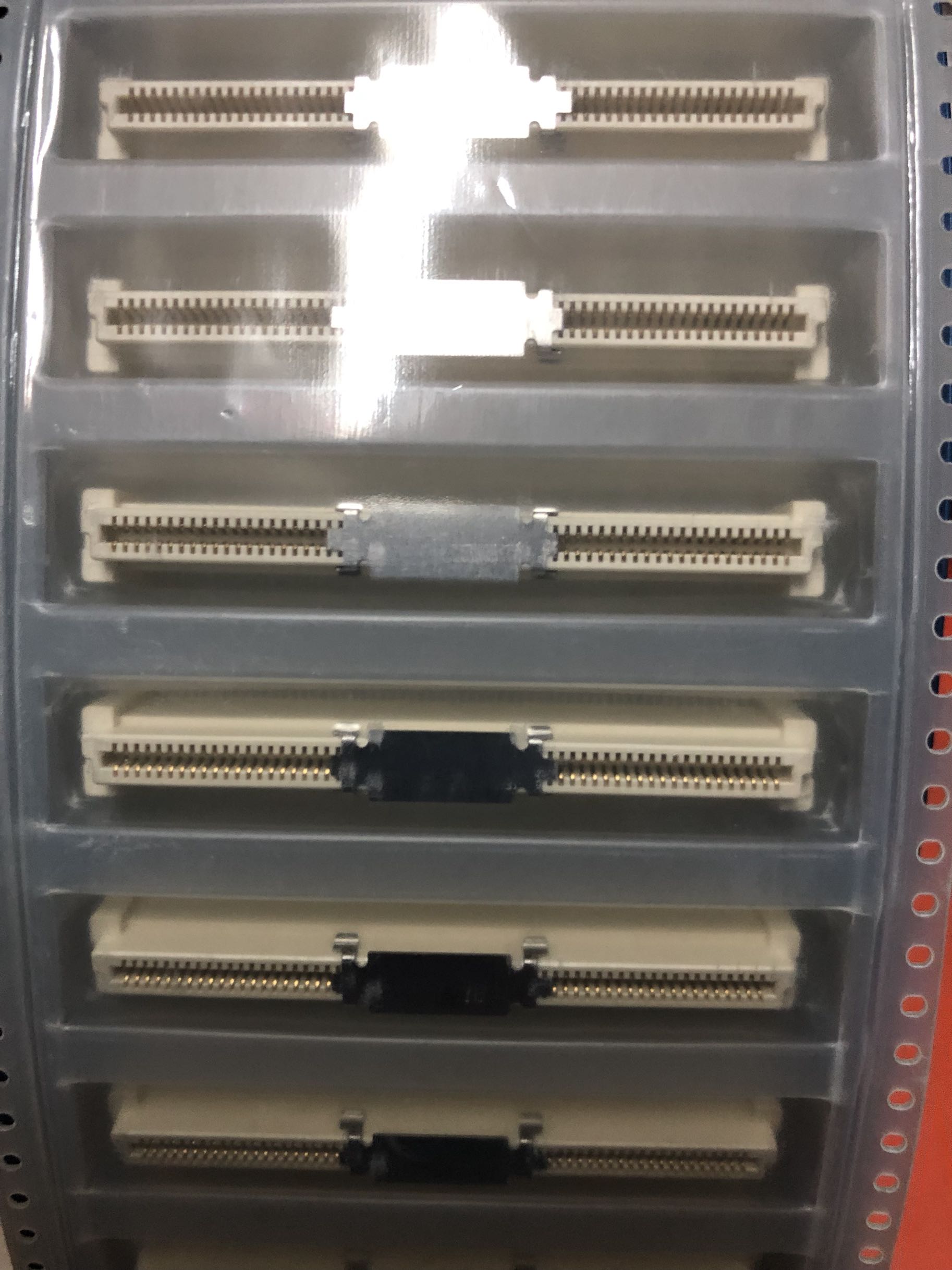 61082-123402LF原装FCI富加宜0.8间距120P 11.7H母座连接器板对板