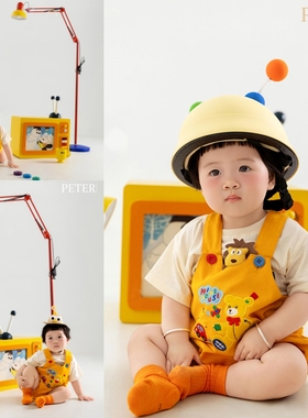 儿童摄影服装黄色卡通主题影楼男女宝宝拍照服装落地灯电视机道具