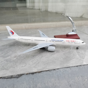 东方航空客机模型合金飞机模型仿真客机模型摆件收藏带轮波音777
