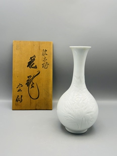 A557，信乐窑名家白瓷浮雕牡丹玉壶春花瓶 ，带原木盒