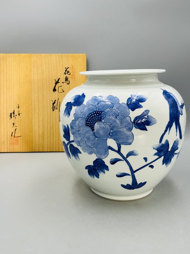 B647，日本回流  平安瑞光作 青花牡丹花鸟花瓶，带原木盒