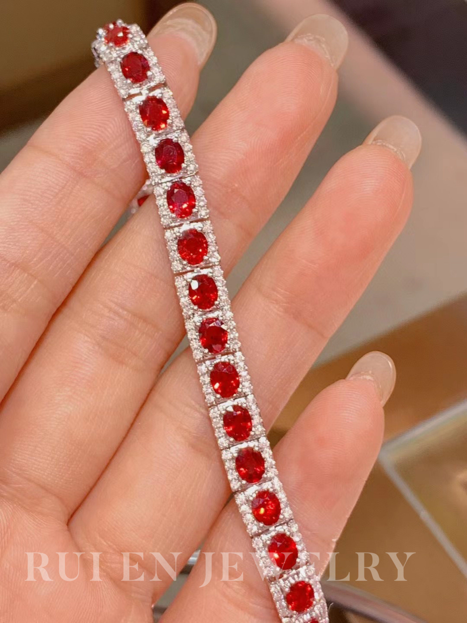 芮恩 aigs国际证书天然椭圆红宝石18k金镶钻石红宝手链婉约典雅