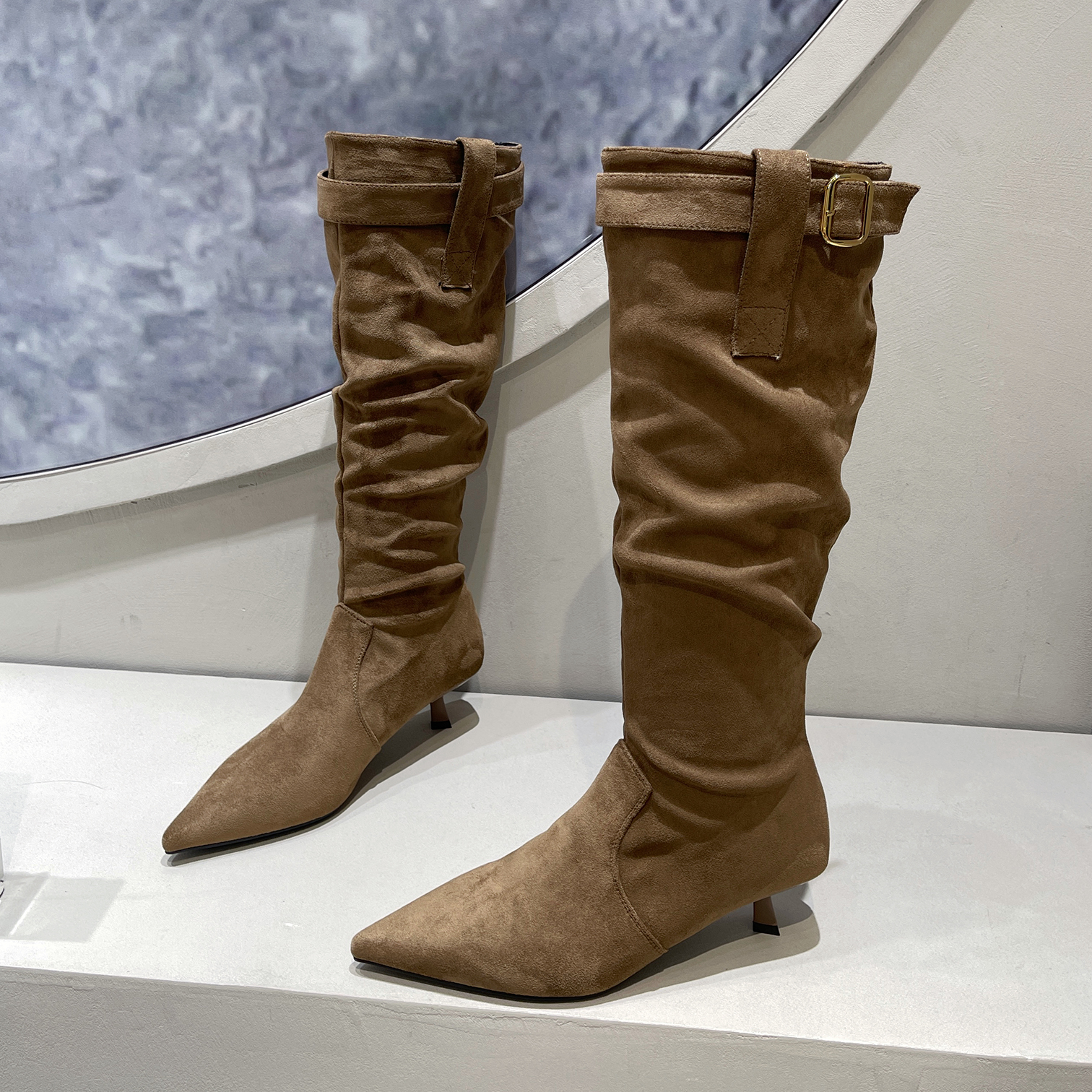 绒面卡其色长靴尖头显瘦时装靴