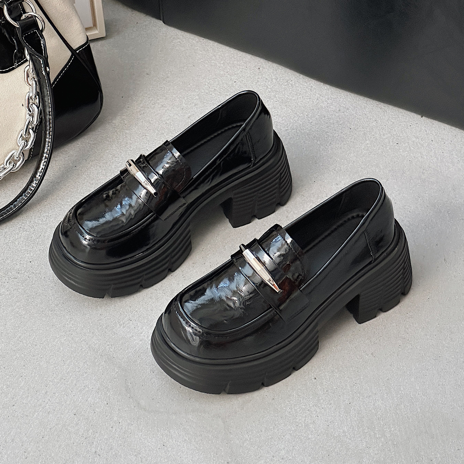 亮面厚底黑色乐福鞋女2025新款配裙子英伦松糕底单鞋制服jk小皮鞋