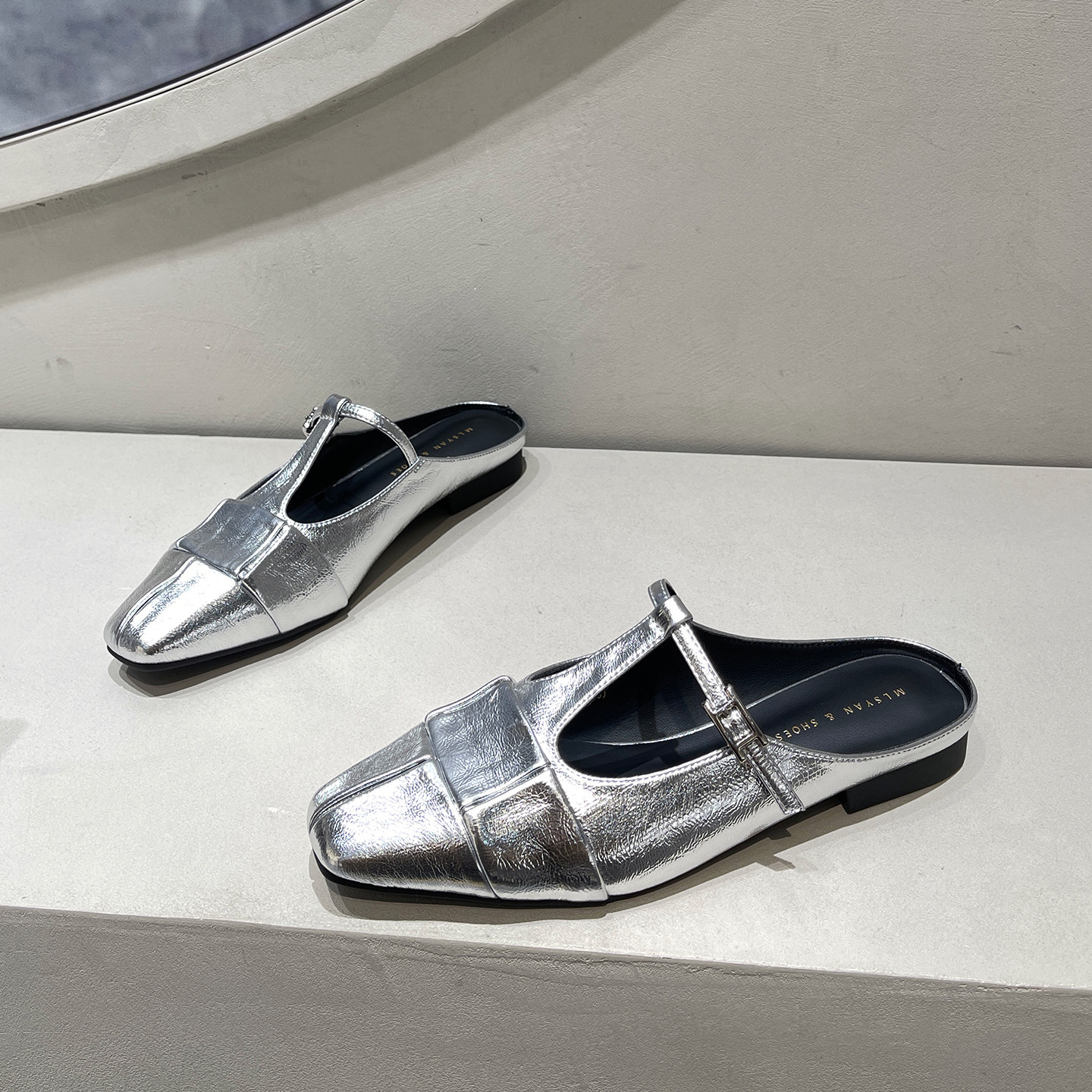 银色包头半拖鞋女2026新款夏外穿配裙子拼接平底单鞋一脚蹬穆勒鞋